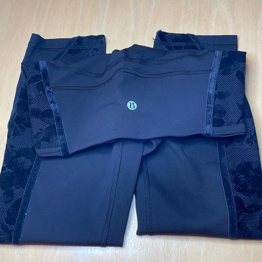 Lululemon sz 4 black 3/4 stretch pant